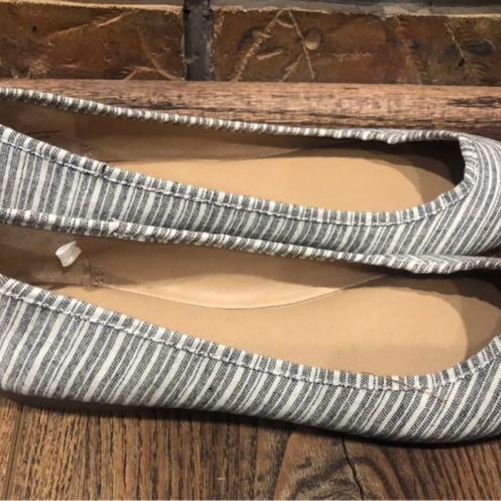 Navy and cream flats by Universal Thread NWOT, Size 6-1/2